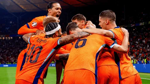 羽毛球年终赛：邓谢联袂对决金牌搭档，虽败犹荣，下一战誓夺胜利！